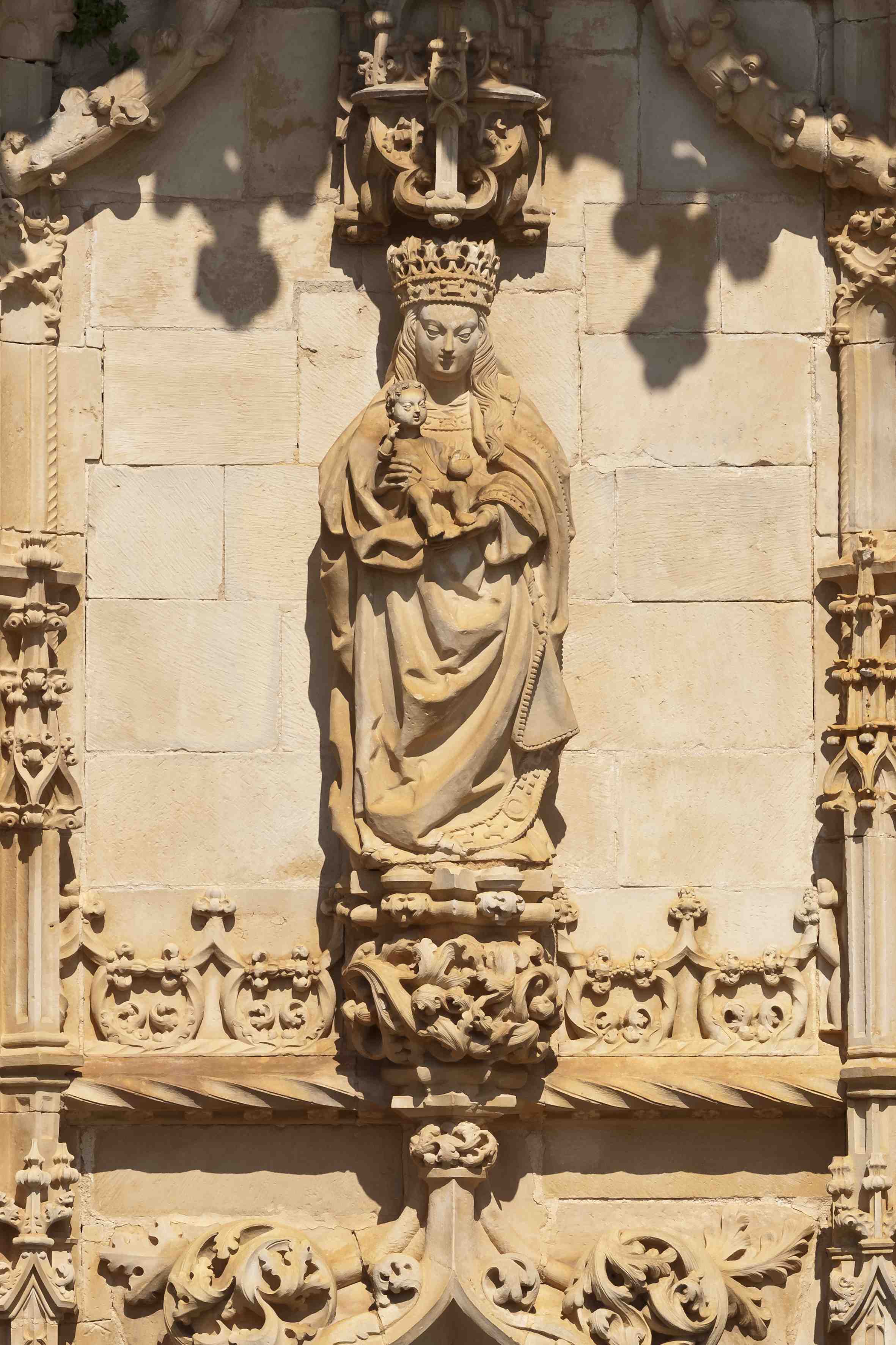 Virgem com o menino. Portal Sul da Igreja do Convento de Cristo