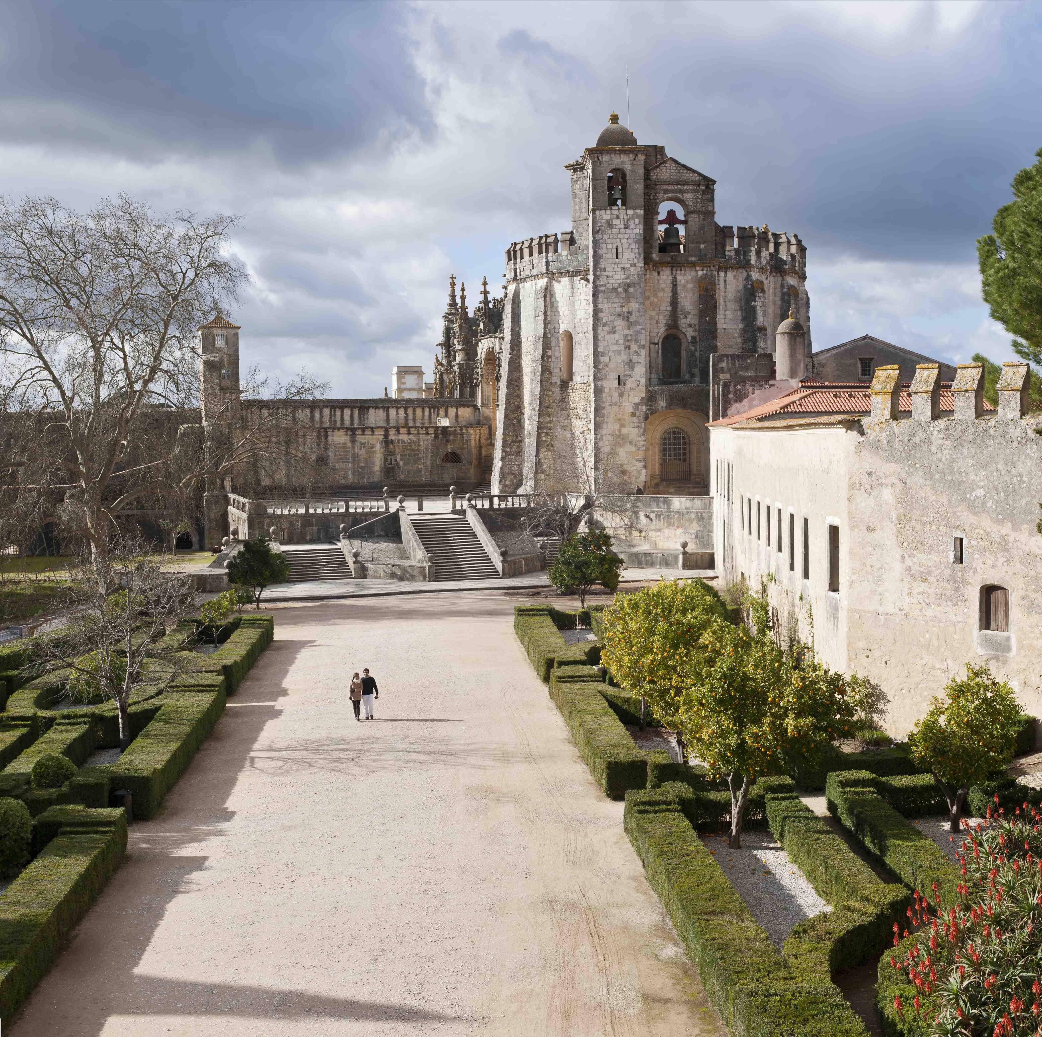 Jardim do Terreiro, confinado pelas ruínas dos antigos paços e da Vila de Dentro. 