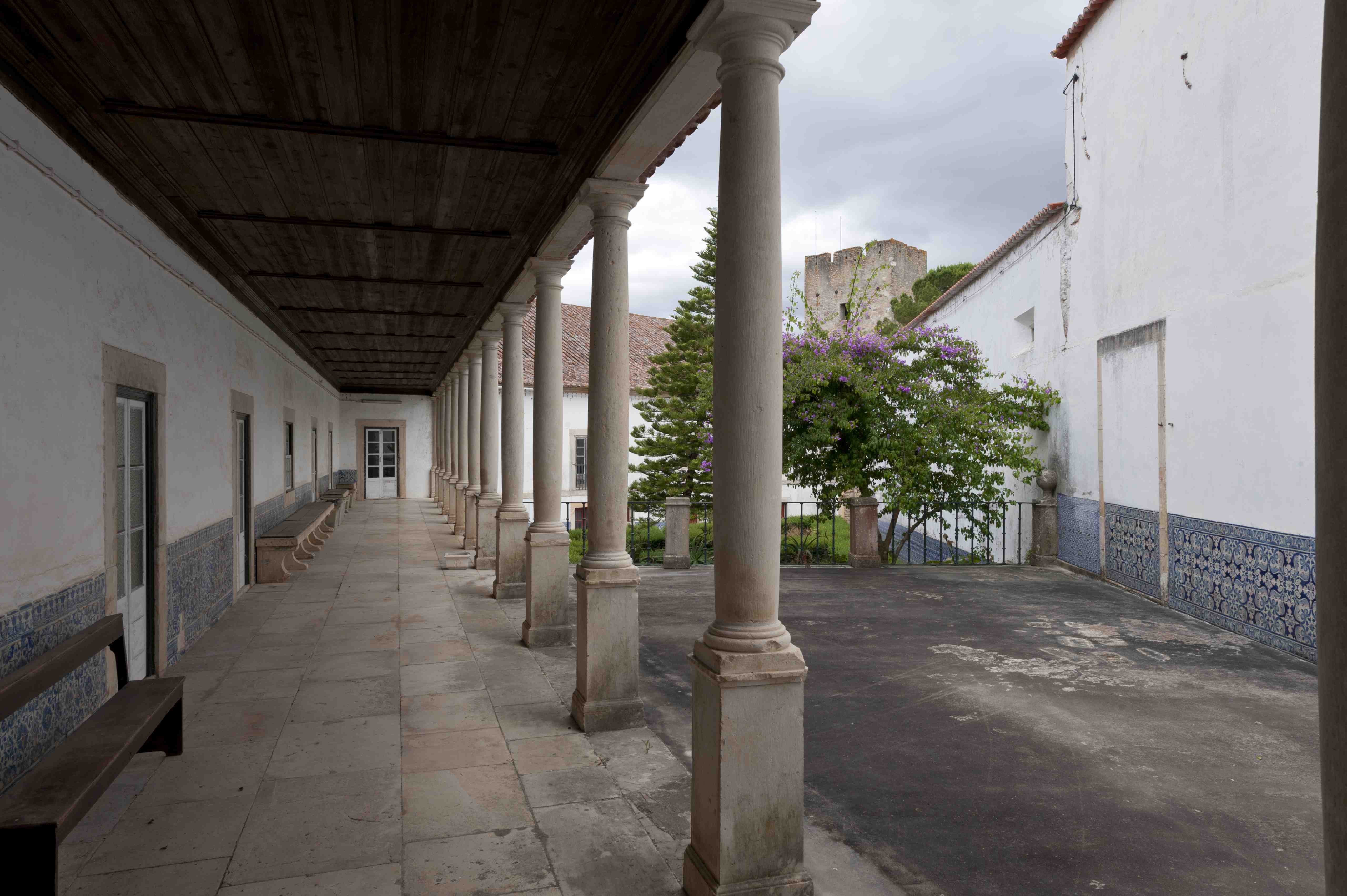 Pátio da Botica do Convento de Cristo (vista para nascente)