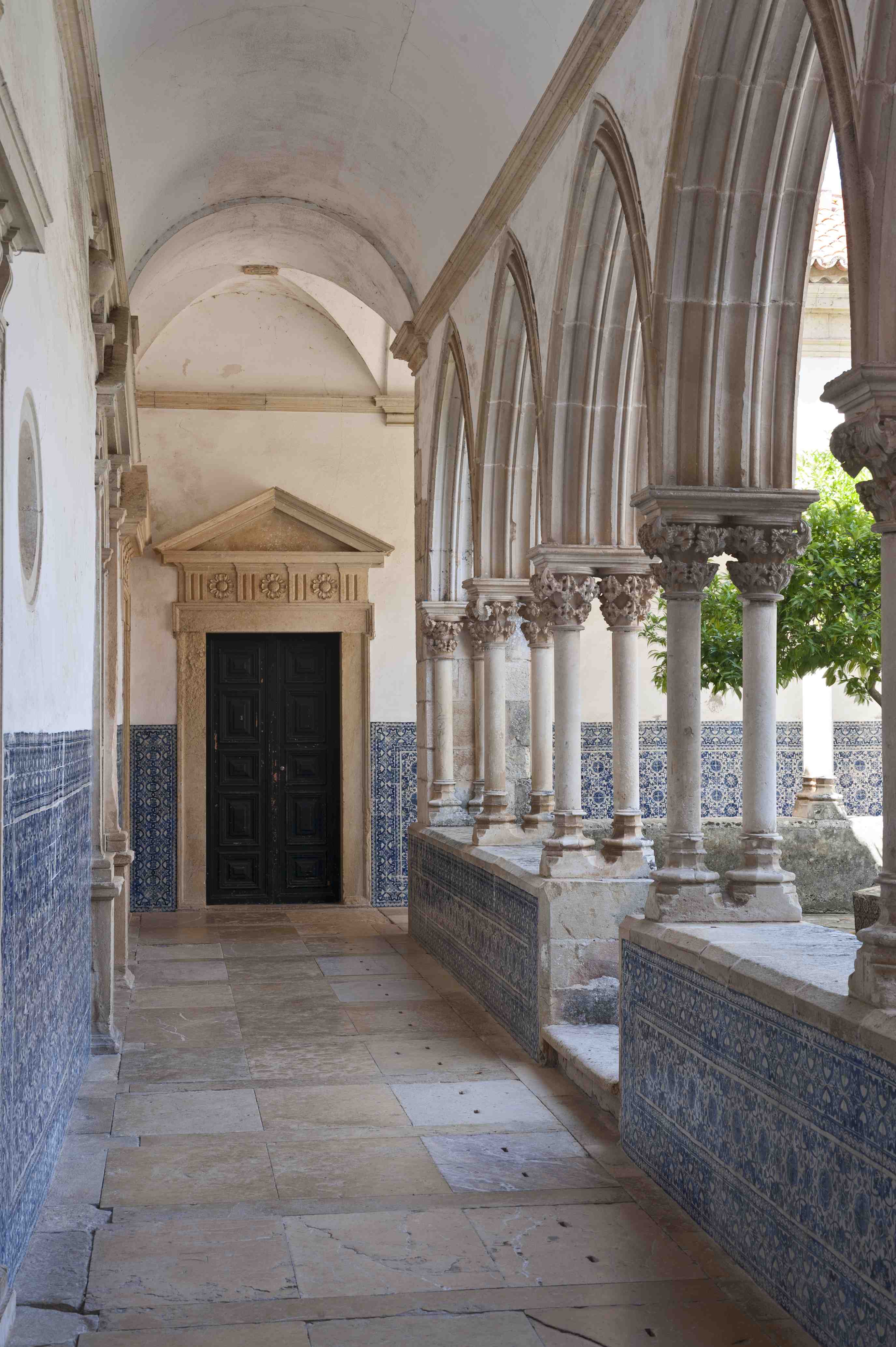 Claustro do Cemitério (pormenor de uma das ligações com o pátio da Botica do Convento de Cristo) (século XV)